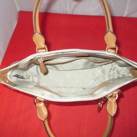 Michael Kors Sierra Signature Medium Messenger - Picture 8 of 13
